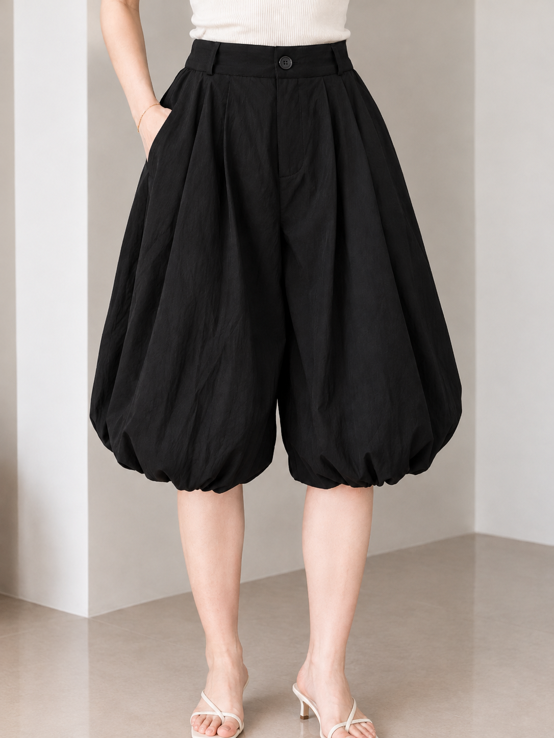 Moti Baloon Midi Pants - Black